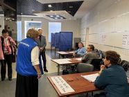 Сотрудники завода в Екатеринбурге голосуют прямо на рабочем месте